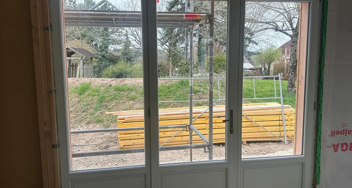 Pose d'une fenêtre sur un chantier Menuiseries Bichot