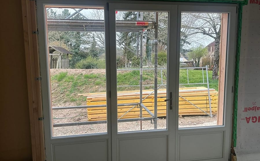 Pose d'une fenêtre sur un chantier Menuiseries Bichot