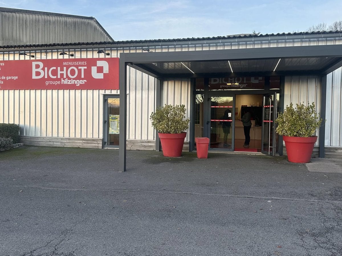 Entrée du showroom Menuiseries Bichot à Mouroux